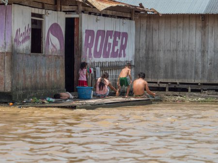 Téléchargez les photos : Iquitos, Pérou - 25 sept. 2018 : Poubelles sur la brèche dans la rivière Itaya pendant la basse saison des eaux dans la junle amazonienne Beln district d'Iquitos Pérou - en image libre de droit