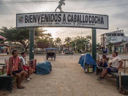 Téléchargez les photos : Caballococha, Pérou - 11 déc. 2017 : Petite ville avec le port sur la rive de l'Amazone sur le chemin de Santa Rosa à Iquitos - en image libre de droit