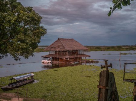 Foto de Iquitos, Perú 29 de marzo de 2018: Vista de una casa flotante y el río Itaya en el centro de Iquitos, Loreto, Perú. Amazonas - Imagen libre de derechos
