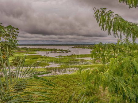 Téléchargez les photos : Vue d'une rivière Itaya dans le quartier pauvre d'Iquitos, Lorette, Pérou. Amazon - en image libre de droit
