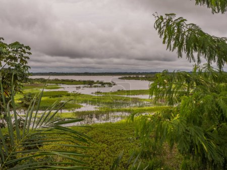 Téléchargez les photos : Vue d'une rivière Itaya dans le quartier pauvre d'Iquitos, Lorette, Pérou. Amazon - en image libre de droit