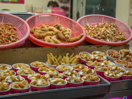 Téléchargez les photos : Tamsui, Taïwan - 03 octobre 2016 : Bazar typique à Taïwan avec beaucoup de produits locaux - en image libre de droit