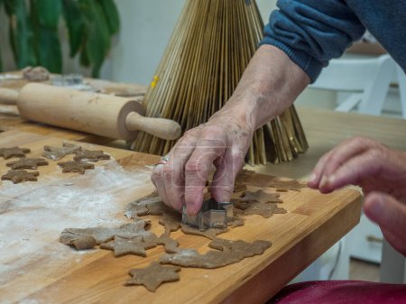 Foto de Mujeres mayores amasando masa y preparando galletas de Navidad - Imagen libre de derechos