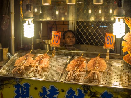 Téléchargez les photos : Tamsui, Taïwan - 03 octobre 2016 : Bazar typique à Taïwan avec beaucoup de produits locaux - en image libre de droit