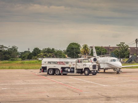 Foto de Iquitos, Perú - 07 de diciembre de 2018: Un avión pequeño está siendo rellenado con combustible para un próximo vuelo. PetroPerú. Sudamérica, América Latina - Imagen libre de derechos