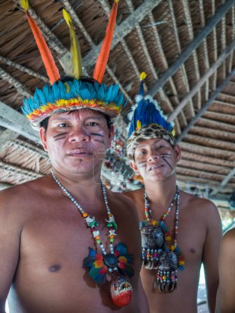 Téléchargez les photos : Iquitos, Pérou 22 sept. 2017 : Indien de la tribu Bora en costume local - en image libre de droit