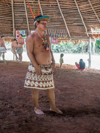 Téléchargez les photos : Iquitos, Pérou 22 sept. 2017 : Indien de la tribu Bora en costume local - en image libre de droit