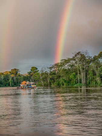 Foto de Frontera de Perú y Brasil - 05 de mayo de 2016: Arco iris sobre el barco en el río Amazonas América Latina. Río Javarii. Río Yavarii. - Imagen libre de derechos