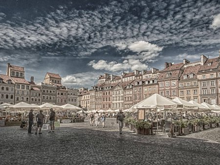 Téléchargez les photos : Varsovie, Pologne - 02 juin 2017 : Cafés, étals, bâtiments colorés et les gens sur la place de la Vieille Ville (Rynek Stare Miasto) pendant l'heure d'été, site du patrimoine mondial de l'UNESCO. - en image libre de droit