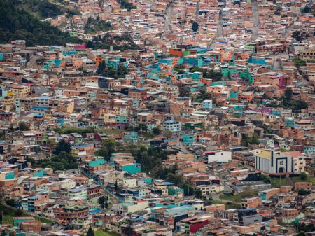 Téléchargez les photos : Bogota, Colombie - 12 septembre 2019 : Une partie du bidonville de Bogota. Amérique du Sud - en image libre de droit