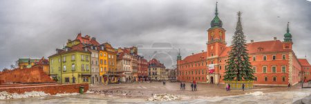 Téléchargez les photos : Varsovie, Pologne - 16 janvier 2019 : Vue panoramique de la place du Château (Plac Zamkow, l'une des places les plus connues et prestigieuses de Varsovie) - en image libre de droit