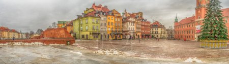 Téléchargez les photos : Varsovie, Pologne - 16 janvier 2019 : Vue panoramique de la place du Château (Plac Zamkow, l'une des places les plus connues et prestigieuses de Varsovie) - en image libre de droit