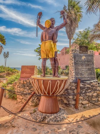 Foto de Goree, Senegal - 2 de febrero de 2019: Monumento a la Libertad de Esclavitud en la isla Maison des Esclaves Memorial Gore. Dakar, Senegal. África. - Imagen libre de derechos