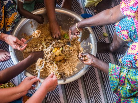 Téléchargez les photos : Sénégal famille manger ensemble de la manière traditionnelle. Sénégal. Afrique. - en image libre de droit