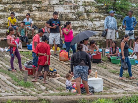 Foto de Tabatinga, Brasil - 25 de noviembre de 2018: Personas en el mercado local en el día lluvioso en el puerto del río Amazonas. Sudamérica. Río Amazonas. Bosque lluvioso de la Amazonía. - Imagen libre de derechos