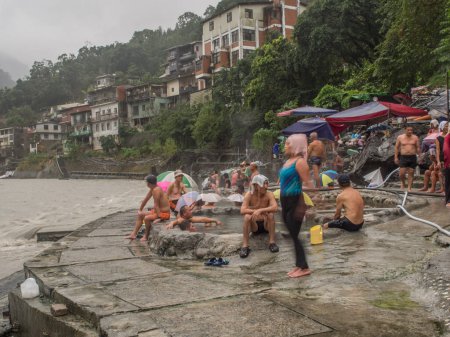 Téléchargez les photos : Wulai, Taiwan - 09 octobre 2016 : Piscines publiques avec de l'eau de sources chaudes près de la rivière. Village de Wulai Vigor. Asie. - en image libre de droit