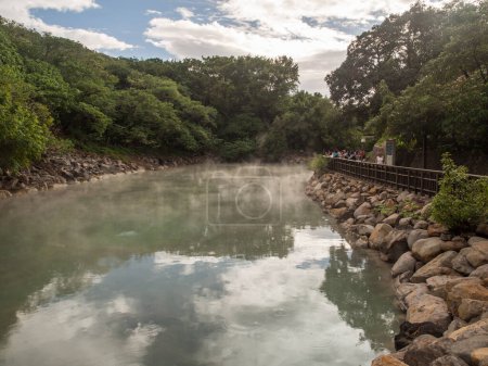 Téléchargez les photos : Xinbeitou, Taiwan - 06 octobre 2016 : Les sources chaudes naturelles d'eau bouillante. Asie. - en image libre de droit