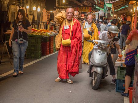 Téléchargez les photos : New Taipei City, Taiwan - 04 octobre 2016 : Des moines bouddhistes prient et recueillent des dons sur un marché local - en image libre de droit