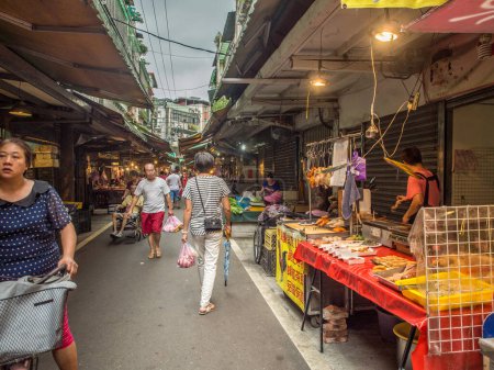 Téléchargez les photos : Taipei, Taïwan - 04 octobre 2016 : Bazar typique à Taïwan avec beaucoup de produits locaux - en image libre de droit