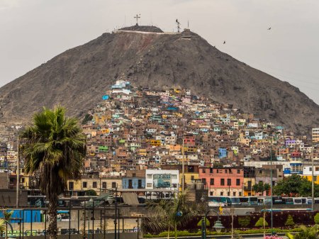Lima, Perú - 07 de diciembre de 2018: Parte de la villa de chabolas al lado del Cerro San Cristóbal, Cordillera de los Andes, Lima, Perú