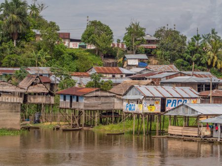 Foto de Pebas, Perú - 04 de diciembre de 2018: Vista del pueblo a orillas del río Amazonas. América del Sur. - Imagen libre de derechos