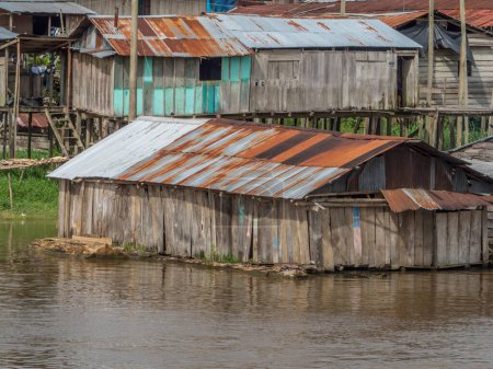 Foto de Pebas, Perú - 04 de diciembre de 2018: Vista del pueblo a orillas del río Amazonas. América del Sur. - Imagen libre de derechos