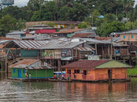 Téléchargez les photos : Pebas, Pérou - 04 décembre 2018 : Vue du village sur la rive de l'Amazone. Amérique du Sud. - en image libre de droit