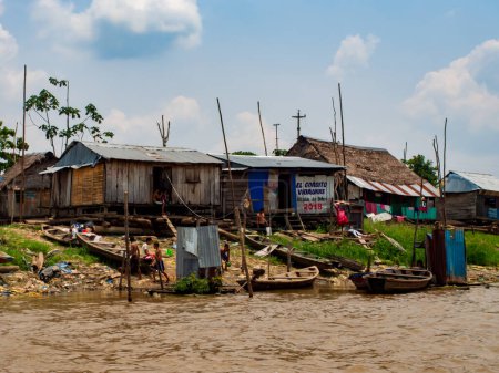 Foto de Belén, Perú 21-sep-2017: Casas flotantes en la llanura inundable del río Itaya, la parte más pobre de Iquitos - Beln. Venecia de América Latina. Iquitos Sudamérica, Amazonia. Temporada baja de agua - Imagen libre de derechos
