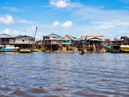 Téléchargez les photos : Belen, Pérou - 21 sept. 2017 : Maisons flottantes en bois et maisons sur pilotis dans la plaine inondable de la rivière Itaya, la partie la plus pauvre d'Iquitos - Beln. Venise d'Amérique latine. Iquitos Amérique du Sud, Amazonie - en image libre de droit