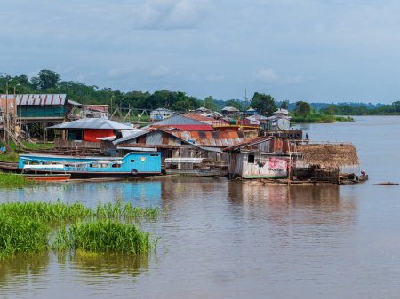 Téléchargez les photos : Belen, Pérou - 21 sept. 2017 : Maisons flottantes dans la plaine inondable de la rivière Itaya, partie la plus pauvre d'Iquitos - Beln. Venise d'Amérique latine. Iquitos Amérique du Sud, Amazonie. Basse saison des eaux - en image libre de droit