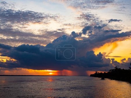 Foto de Puesta de sol mágica con hermosas nubes sobre el río Amazonas. Amazonia. América Latina. - Imagen libre de derechos