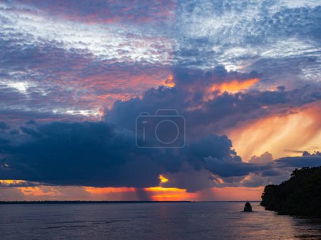 Foto de Puesta de sol mágica con hermosas nubes sobre el río Amazonas. Amazonia. América Latina. - Imagen libre de derechos