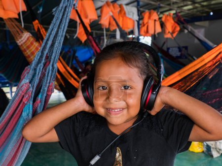 Foto de Amazonia. América Latina - Dic 2019: Retrato de una niña habitante local de la selva amazónica en el ferry que navega de Santa Rosa a Iquitos. Perú - Imagen libre de derechos