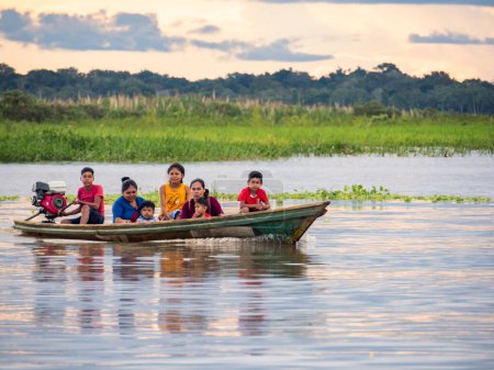 Foto de Nauta, Perú - Abr, 2022: Nativos amazónicos en barco tradicional, Reserva Nacional Pacaya Samiria, Amazonia, América del Sur - Imagen libre de derechos