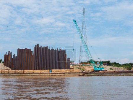 Foto de Iquitos, Perú - Sep, 2018: Construcción de un puente sobre el río Nanay - afluente del Amazonas en la ciudad de Iquitos. Amazonia. América Latina. - Imagen libre de derechos