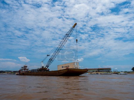 Foto de Iquitos, Perú - Sep, 2018: Construcción de un puente sobre el río Nanay - afluente del Amazonas en la ciudad de Iquitos. Amazonia. América Latina. - Imagen libre de derechos