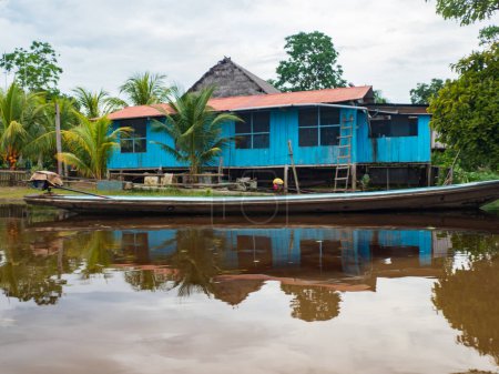 Téléchargez les photos : Puerto Miguel, Pérou - Avril 2022 : Petit village dans la jungle amazonienne. Forêts tropicales humides. Amazonie. Amérique latine. - en image libre de droit
