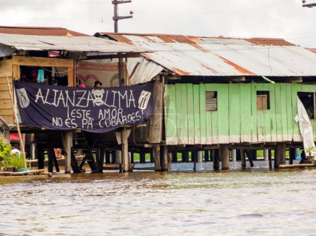 Foto de Iquitos, Peru - Apr, 2022:  Floating shantytown of Beln consisting of scores of huts, built on rafts, which rise and fall with the river. Latin America. - Imagen libre de derechos