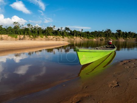 Téléchargez les photos : Bateaux en bois sur la plage de sable fin de la rivière Javari, affluent de l'Amazone, pendant la basse saison des eaux. Amazonie. Selva à la frontière du Brésil et du Pérou. Amérique du Sud. Dos Fronteras. - en image libre de droit