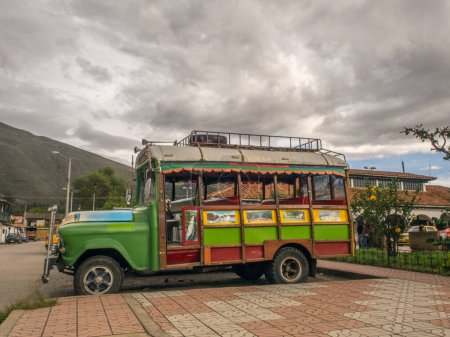 Foto de Villa de Leyva, Colombia - 03 de mayo de 2016: Camión turístico esperando al turista en la calle de un pequeño pueblo del sur. América del Sur - Imagen libre de derechos