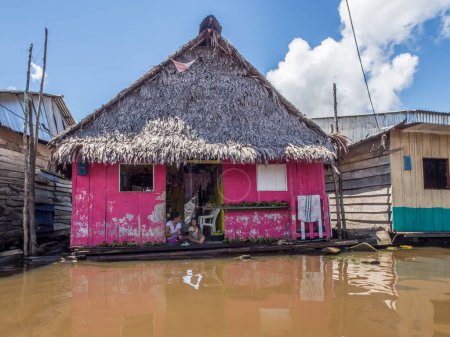 Foto de Iquitos, Perú 16 de mayo de 2016: Casas flotantes en una pequeña ciudad en Perú
. - Imagen libre de derechos