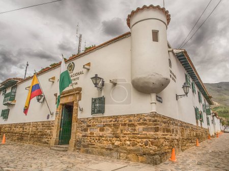 Foto de Villa de Leyva, Colombia - 02 de mayo de 2016: Edificio con las paredes blancas y bandera colombiana en la ciudad Villa de Leyva. - Imagen libre de derechos