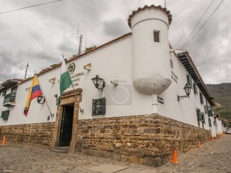 Foto de Villa de Leyva, Colombia - 02 de mayo de 2016: Edificio con las paredes blancas y bandera colombiana en la ciudad Villa de Leyva. - Imagen libre de derechos