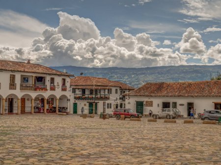 Foto de Villa de Leyva, Colombia - 02 de mayo de 2016: Plaza principal en la pequeña ciudad Villa de Leyva con arquitectura hermosa y antigua - Imagen libre de derechos