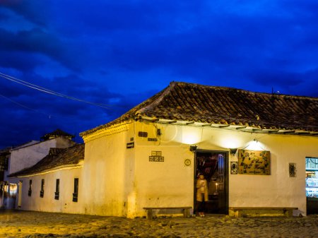 Foto de Villa de Leyva, Colombia - 02 de mayo de 2016: Pequeña plaza en la ciudad Villa de Leyva con hermosa y antigua arquitectura durante la noche. - Imagen libre de derechos