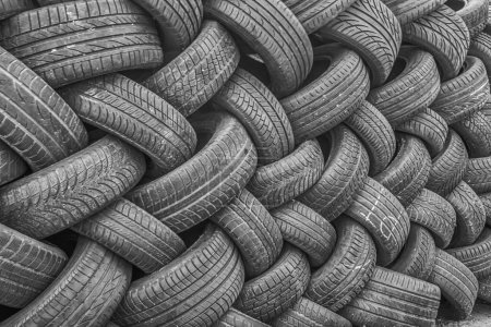 Foto de Background, texture of the wall of tires laid at an angle. Black tire rubber, vehicle part, spare part. - Imagen libre de derechos