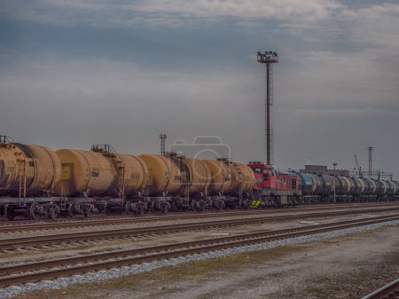 Téléchargez les photos : Kajpeda, Lituanie - Le 07 avril 2018 Divers wagons colorés d'un train de marchandises à la gare de Kajpeda - en image libre de droit