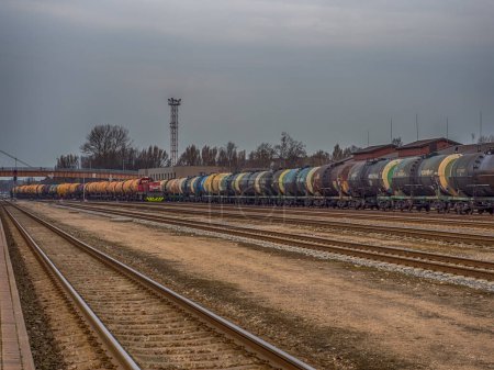 Téléchargez les photos : Kajpeda, Lituanie - Le 07 avril 2018 Divers wagons colorés d'un train de marchandises à la gare de Kajpeda - en image libre de droit