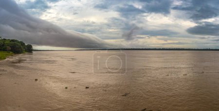 Foto de Vista panorámica del río Amazonas, aguas bravas. Amazonia. Perú. América del Sur. - Imagen libre de derechos