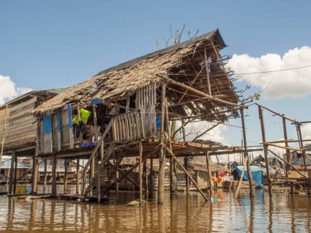 Foto de Iquitos, Perú 16 de mayo de 2016: Casas flotantes en una pequeña ciudad en Perú Belén. Beln. América Latina. Amazonia. - Imagen libre de derechos
